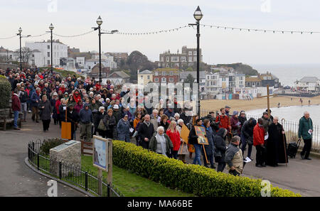 L Arcivescovo di Canterbury, Justin Welby (anteriore 2a destra) durante il Venerdì Santo marzo di testimonianza a Broadstairs nel Kent. Foto Stock