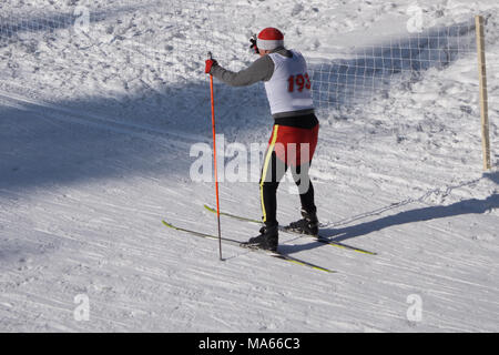 Immagine sfocata gambe uomini sciatore atleta ski racing competizioni Foto Stock