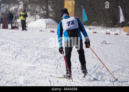 Primo piano di un atleta maschio sciatore durante la gara Les stile classico in campionato Foto Stock