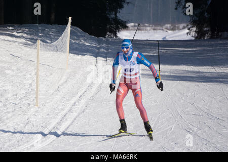 La Russia Berezniki Marzo 11, 2018: un giovane sciatore durante la gara, la foresta nel classico stile nel campionato di sci Foto Stock