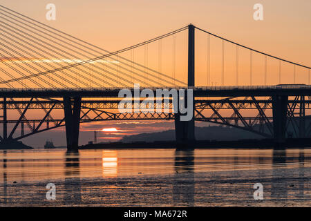 Sunrise vista dei tre grandi ponti che attraversano il Firth of Forth a South Queensferry; Queensferry Crossing, North Road e il Ponte Forth Bridge Foto Stock