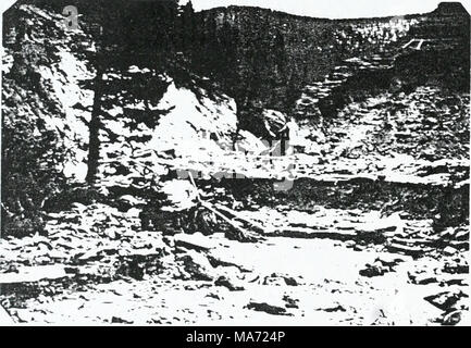 . Effetti del giugno, 1975 Mike Horse Mine diga del recupero guasto sulla qualità delle acque e delle risorse acquatiche della tomaia Blackfoot River, Montana . Foto 4. Violazione di Mike cavallo Dam. guardando dalla diga a valle. Lato ovest di violazione è sulla destra. Giugno 24. 1975. A-66 Foto Stock
