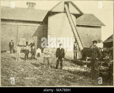 . Agricoltura elementare con aritmetica pratica . Il riempimento del silo. dove nella parte posteriore, vicino alla casa, wdiere sarà conveniente. La collocazione logica per il bene è tra il fienile e la casa in cui esso può essere usato per entrambi i luoghi, ma non troppo vicino il granaio. Il silo dovrebbe essere fissato a o vicino il granaio, e naturalmente il granaio dovrebbe essere vicino. Utensile alloggia, capannoni di tabacco e di tutti gli altri annessi deve essere mantenuta ben Foto Stock