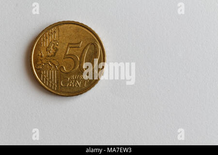 Un euro moneta giacciono su isolato sfondo bianco denominazione è 50 euro cent Foto Stock