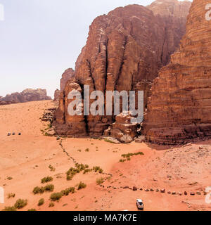 Vista aerea del Lawrence primavera nel deserto giordano vicino a Wadi Rum, fatta con drone Foto Stock