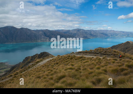 Azzurro Lago Hawea visto dal picco istmo via vicino a Wanaka, Otago, Nuova Zelanda Foto Stock