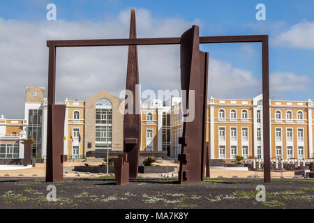 Arrecife Cabildo de Lanzarote, Área de Educación y Cultura Lanzarote, metallo arrugginito scultura sulla rotonda. Foto Stock