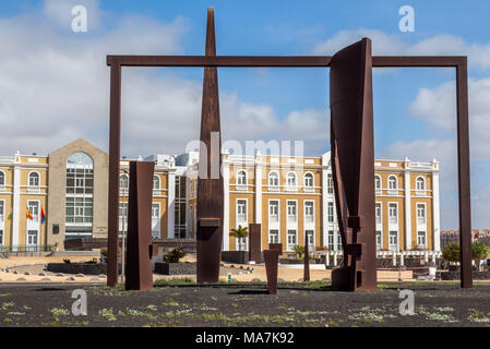 Arrecife Cabildo de Lanzarote, Área de Educación y Cultura Lanzarote, metallo arrugginito scultura sulla rotonda. Foto Stock