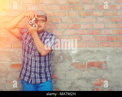 Hipster Moda fotografo handsome man tenendo la fotocamera retrò Foto Stock