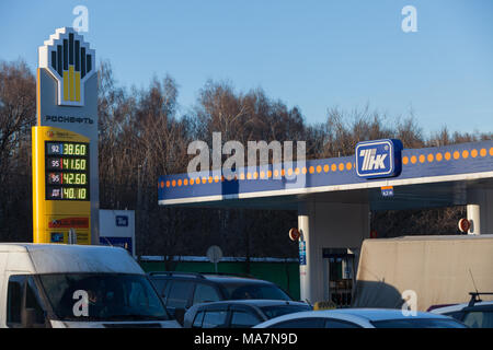 Mosca, Russia - 20 Marzo 2018: stazione di rifornimento TNK a Mosca con una visualizzazione del prezzo del carburante sotto il marchio Rosneft. Dal 2017, Rosneft transferr Foto Stock