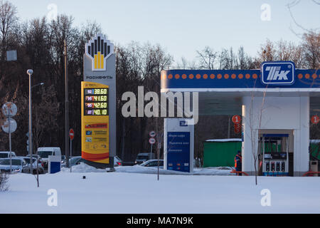 Mosca, Russia - 20 Marzo 2018: stazione di rifornimento TNK in uno dei più trafficati quartieri di Mosca con una visualizzazione del prezzo del carburante sotto il marchio Rosneft Foto Stock