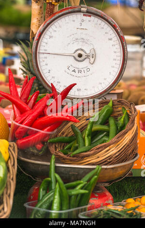 Scale di antiquariato al colorato mercato stallo a Campo de' Fiori Mercato, Roma, Italia. Foto Stock