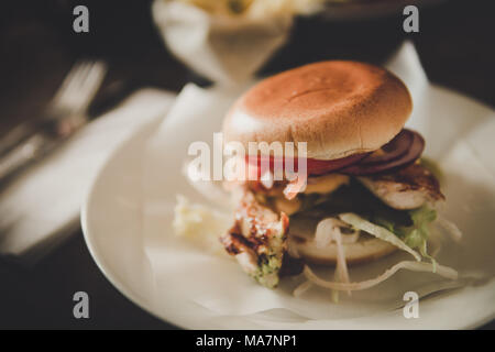 Un hamburger con pollo e cipolle Foto Stock