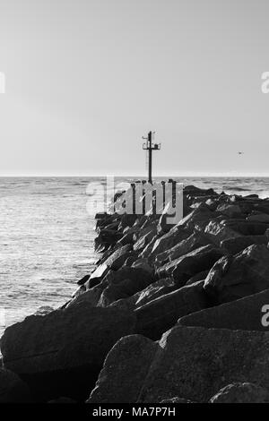 Cancello del porto di Klaipeda in Lituania di calcestruzzo demolitore wave Foto Stock