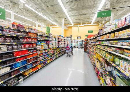 Walmart, Napoli,florida, Stati Uniti d'America,negozi,cibo mall shopping,corridoio,corridoio,people shopping,contenitori per alimenti,interno,architettura, Foto Stock