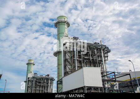 Vista di oleodotti e di torri, industria pesante. Foto Stock