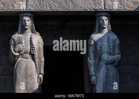 Mausoleo Njegusi nel Parco nazionale di Lovcen - Ingresso incorniciato da statue di pietra, Albania Foto Stock