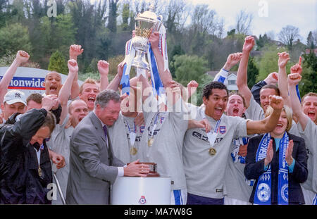 Brighton e Hove Albion l'ultima partita in casa del 2001 / stagione 2002 v città di Swindon, quando il team è stato confermato come divisione due campioni Foto Stock