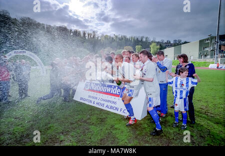 Brighton e Hove Albion l'ultima partita in casa del 2001 / stagione 2002 v città di Swindon, quando il team è stato confermato come divisione due campioni Foto Stock