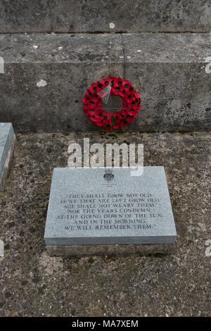 Ghirlanda di papavero e pietra inscritto Montgomeryshire County War Memorial. Il Galles. Isole britanniche Foto Stock