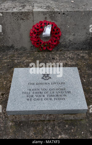 Ghirlanda di papavero e pietra inscritto Montgomeryshire County War Memorial. Il Galles. Isole britanniche Foto Stock