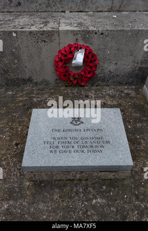 Ghirlanda di papavero e pietra inscritto Montgomeryshire County War Memorial. Il Galles. Isole britanniche Foto Stock