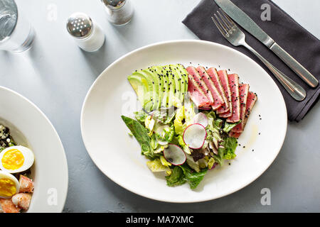 Bistecca di tonno con insalata di avocado a fette e lattuga vista aerea Foto Stock