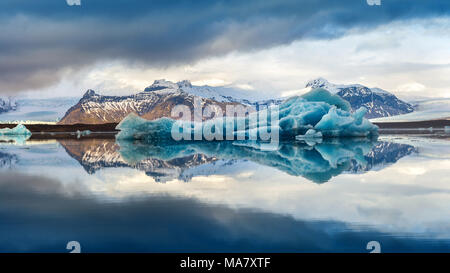 Ice bergs nel Jokulsarlon lago glaciale, Islanda. Foto Stock