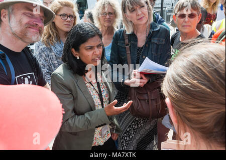 Lavoro di Rupa Huq, MP per la centrale di Ealing e Acton fu al centro di un grande gruppo dal suo constitunecy al Cambiamento Climatico coalizione giorno di azione Foto Stock