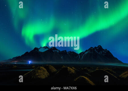 Northern Light aurora boreale a Vestrahorn montagne in Stokksnes, Islanda. Foto Stock