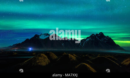 Northern Light aurora boreale a Vestrahorn montagne in Stokksnes, Islanda. Foto Stock