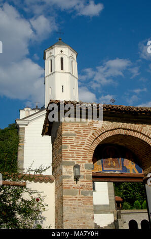 Prohor Pcinjski,Serbia,02 Settembre 2016: ingresso del monastero di San Prohor Pcinjski è uno dei più antichi monasteri serbi situato sulla b Foto Stock