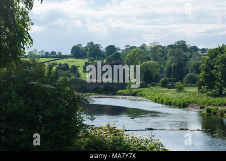 Il fiume Ribble come esso fluisce oltre Sawley vicino a Clitheroe, Lancashire, Inghilterra. 04 giugno 2007. Foto Stock