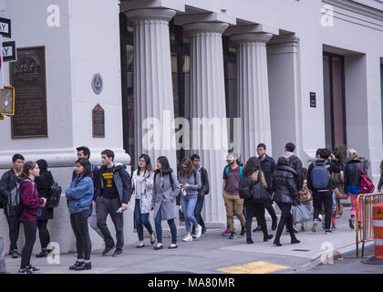 NY studenti universitari modifica classi su strada a Waverly Pl & Mercer nel Greenwich Village di New York City. Foto Stock