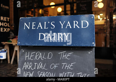 Neal's Yard Dairy a Borough Market a Londra in Inghilterra Foto Stock