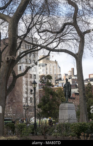 Uno dei tre interpretazioni scultoree di Abraham Lincoln (1809-1865) in New York City i parchi, questa più grande del bronzo vita da Henry Kirke Brown (1814-1886) VEGLIA sorge su un crocevia di occupato all'estremità nord di Union Square Park. Foto Stock