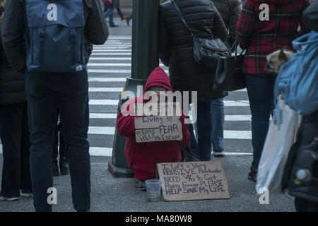 Donna senzatetto raggiungere fuori per aiutare su Madison Avenue a midtown Manhattan. Foto Stock