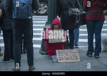 Donna senzatetto raggiungere fuori per aiutare su Madison Avenue a midtown Manhattan. Foto Stock