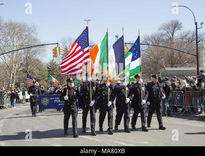 La festa di san Patrizio Parade di Park Slope, Brooklyn, New York. Gli ufficiali di polizia dal NYPD marzo in parata. Foto Stock