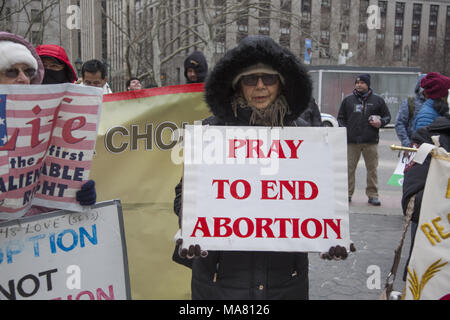 International dono della vita rally annuale e a piedi del Movimento per la vita di gruppi e individui ha avuto luogo la domenica delle Palme Marzo 24, 2018 in Lower Manhattan. Foto Stock