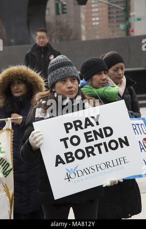 International dono della vita rally annuale e a piedi del Movimento per la vita di gruppi e individui ha avuto luogo la domenica delle Palme Marzo 24, 2018 in Lower Manhattan. Foto Stock