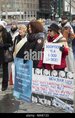 International dono della vita rally annuale e a piedi del Movimento per la vita di gruppi e individui ha avuto luogo la domenica delle Palme Marzo 24, 2018 in Lower Manhattan. Foto Stock