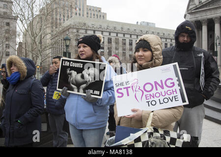 International dono della vita rally annuale e a piedi del Movimento per la vita di gruppi e individui ha avuto luogo la domenica delle Palme Marzo 24, 2018 in Lower Manhattan. Foto Stock