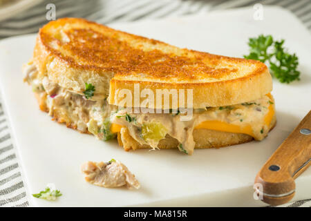 Tostato in casa di tonno Sandwich di fusione pronta da mangiare Foto Stock