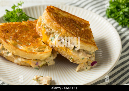 Tostato in casa di tonno Sandwich di fusione pronta da mangiare Foto Stock