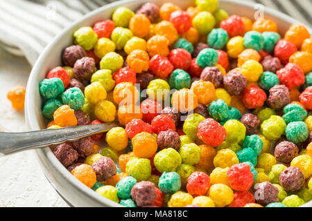 Zucchero colorato prima colazione a base di cereali con latte e pane tostato Foto Stock