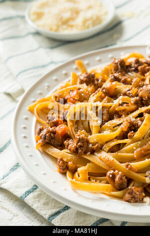 In casa italiana sugo di ragù e la pasta con il formaggio Foto Stock