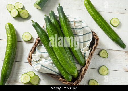 Un sano verde biologico inglese cetrioli pronto a mangiare Foto Stock