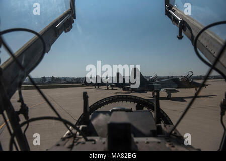 Membri dalla 71st Flying Training Wing (FTW), Vance Air Force Base, ok., prepararsi al decollo, Marzo 29, 2018 Marzo riserva d'aria di base, Calif. Membri della settantunesima FTW sono stati selezionati per fare un cavalcavia per l'inizio del 2018 Los Angeles Dodgers stagione. (U.S Air Force da Tech. Sgt. Erik Cardenas) Foto Stock