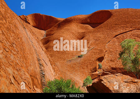 Le formazioni rocciose sulla Passeggiata Mala a Uluru Ayers Rock, Uluru-Kata Tjuta National Park, il Territorio del Nord, l'Australia Foto Stock